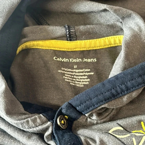 Calvin Klein - long sleeve hooded T-shirt. Size 3T - Picture 3 of 4
